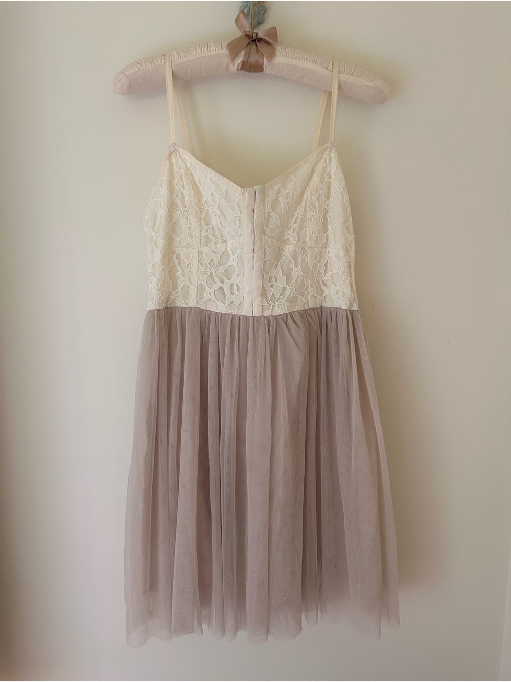 American Eagle Balletcore Lace and Tulle Mini Dress 
Size: 6
GUC (Missing Belt)